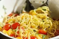 Летняя паста с базиликом и томатами черри
