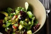 Зеленый микс-салат с авокадо