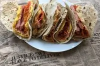 Лепешка с начинкой в стиле шаурмы