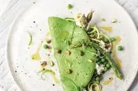 Крапивные блины с рикоттой и зелеными овощами