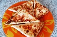 Уголки из лаваша с колбасой и сыром