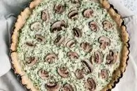 Киш с грибами и шпинатом