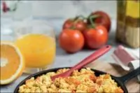 Веганская болтунья с помидорами