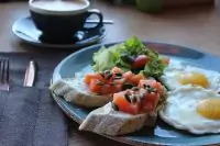 Глазунья и тосты с гуакамоле, сырным кремом и лососем слабого посола