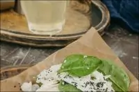 Скрэмбл на бородинском тосте с цветной капустой и трюфельным маслом