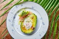 Авокадо, жаренное с яйцом