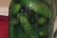 Малосольные огурцы с лавровым листом и укропом