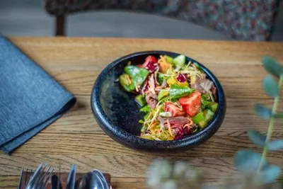 Салат с пряной говядиной и овощами