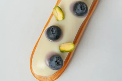 Эклер с черной смородиной