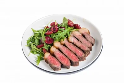 Тальята с пиканьей, руколой и маринованной черешней