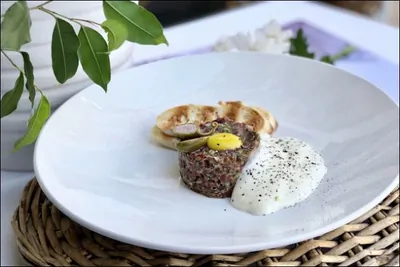 Тартар из оленя с теплым муссом из пармезана и хрустящими гренками