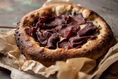 Пирог с копченым оленем