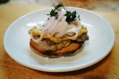 Бутерброд с жареной селедкой по-скандинавски