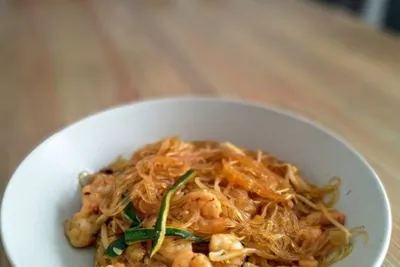 Спагетти из сои с креветками, ростками сои и цукини