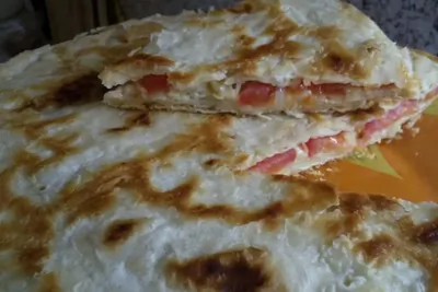 Пирог из лаваша с яйцами, помидором и колбасой