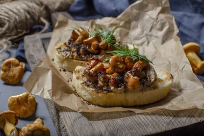 Брускетты с лисичками и паштетом из куриной печени
