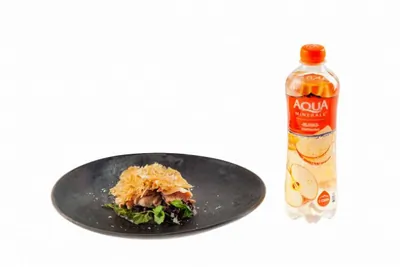 Цесарка с черным рисом и яблочным соусом