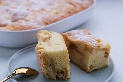 Шарлотка с хрустящей арахисовой пастой