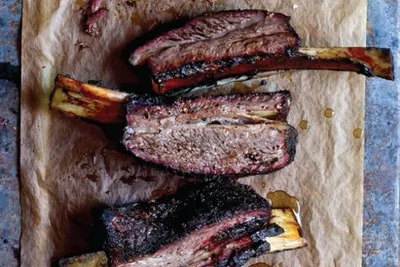 Копченые говяжьи ребра с солью и перцем