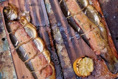 Форель, копченая на доске