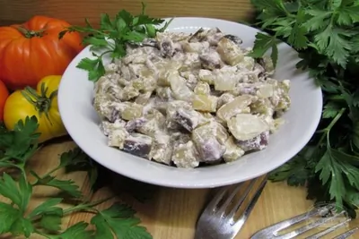 Тушеные баклажаны со сметаной и зеленью