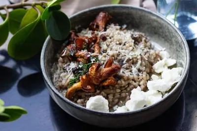 Зеленая гречка с грибами и пармезаном