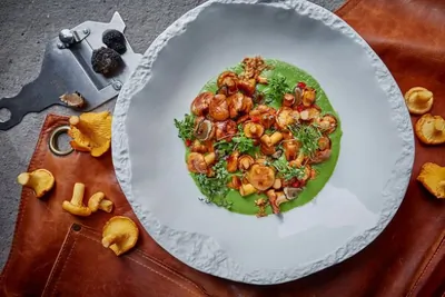 Лисички в сметанно-луковом соусе