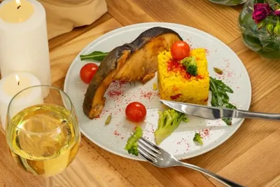 Стейк из белуги с пряным рисом