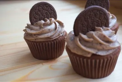 Шоколадные капкейки с печеньем и маскарпоне