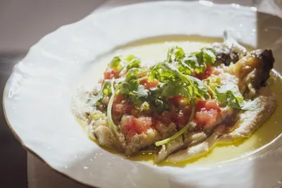 Баклажан, запеченный на гриле, с кунжутным соусом тахини