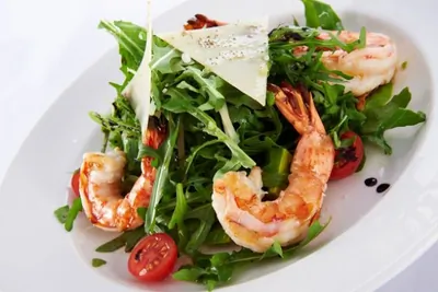 Рукола с тигровыми креветками