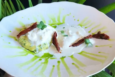 Кукурузная каша с зеленью, страчателлой и вялеными томатами