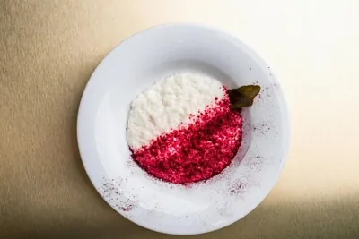 Рисовая каша на кокосовом молоке с каффирским лаймом и свекольной пылью