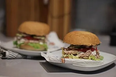 Домашние бургеры с рваной курицей и соусом на кефире