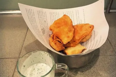 Индийские самосы с кефирным соусом