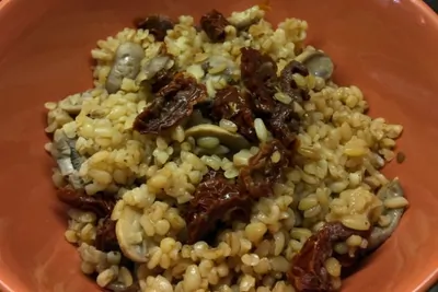 Булгур с грибами и вялеными помидорами