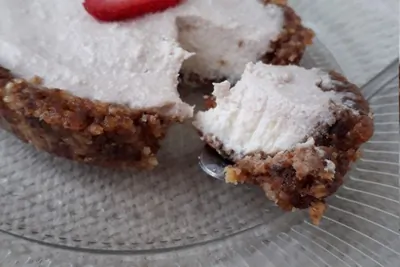 Чизкейк с финиками и орехами