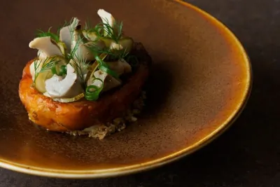 «Крошка-картошка» с солеными грибами, маринованными огурцами и нерафинированным маслом