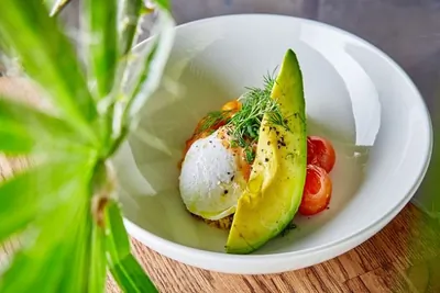 Киноа c яйцом пашот, авокадо и тыквой