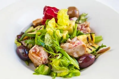 Салат из тунца с цукини, авокадо и мятой