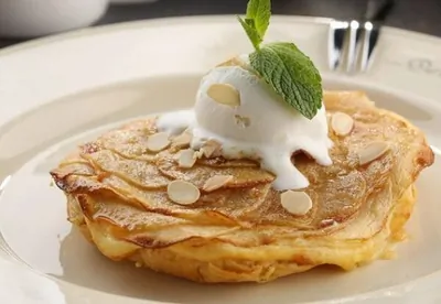 Яблочно-грушевый пирог с ванильным мороженым