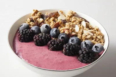 Смузи-боул из банана и ягод