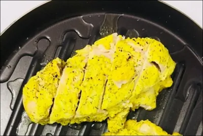 Тушеная куриная грудка в шафрановом соусе