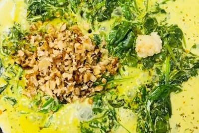 Шпинат в орехово-сливочном соусе