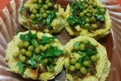 Гороховые гнезда с мясной начинкой и горошком