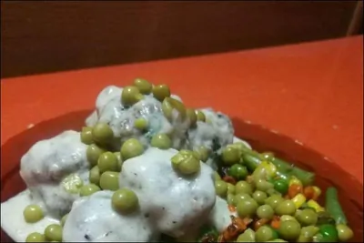 Митболы в молочном соусе с жареными овощами и горошком