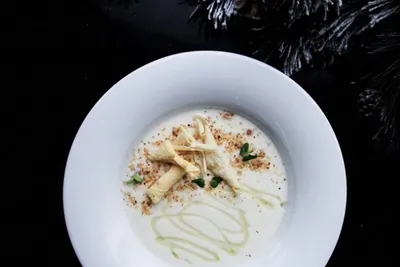 Крем-суп из цветной капусты с горгонзолой, копченым миндалем и медом алоэ