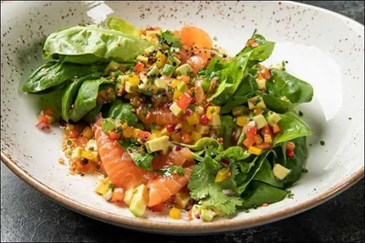 Латук с сальсой и лососем