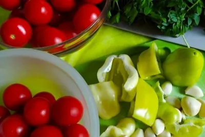 Помидоры в маринаде из зелени