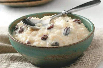 Рисовая каша на молоке с изюмом